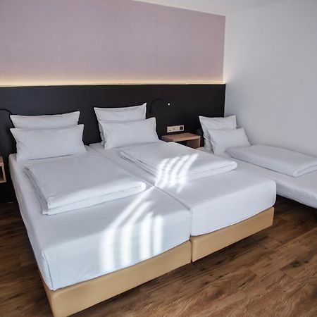 Hotel U7 Мецинген Екстериор снимка
