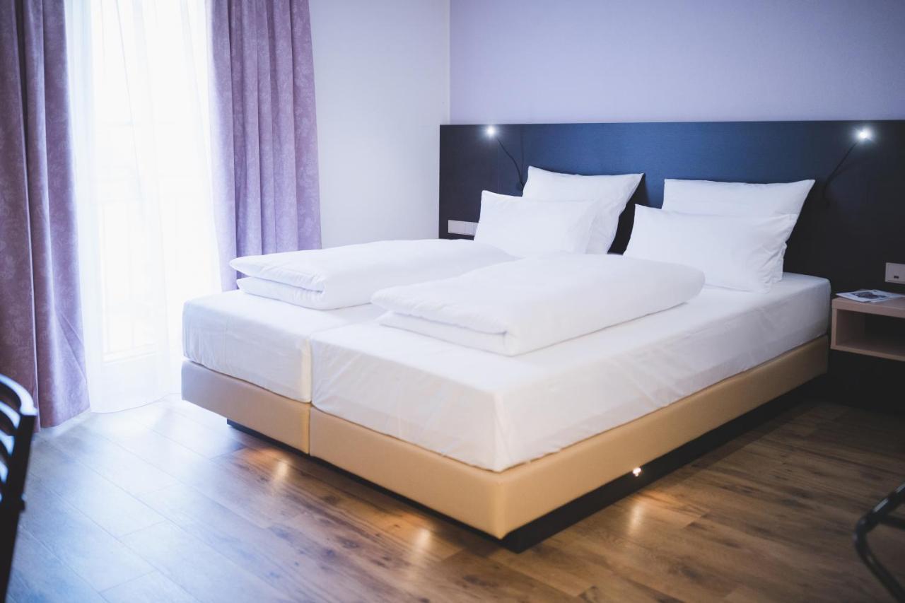 Hotel U7 Мецинген Екстериор снимка