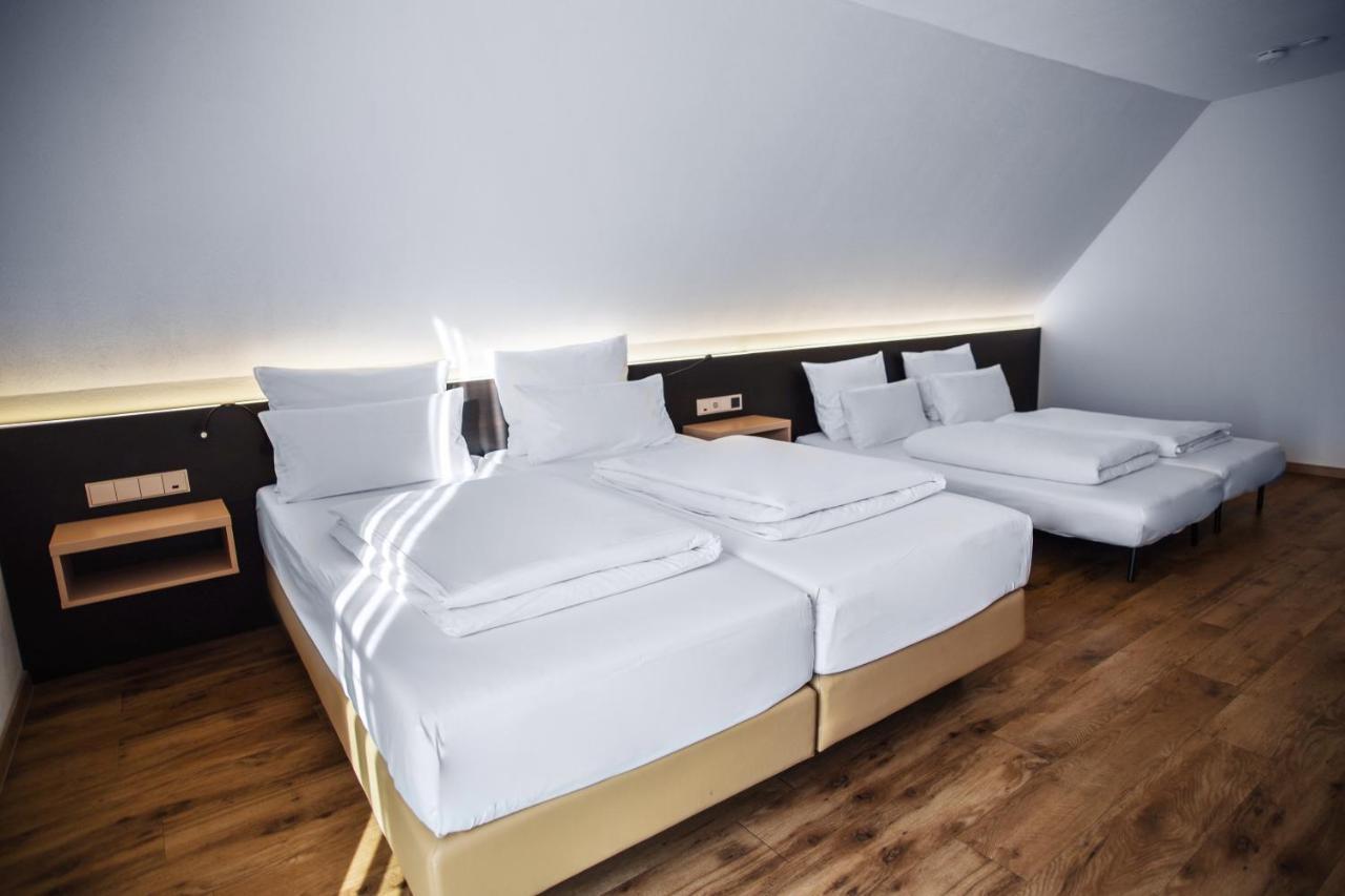 Hotel U7 Мецинген Екстериор снимка