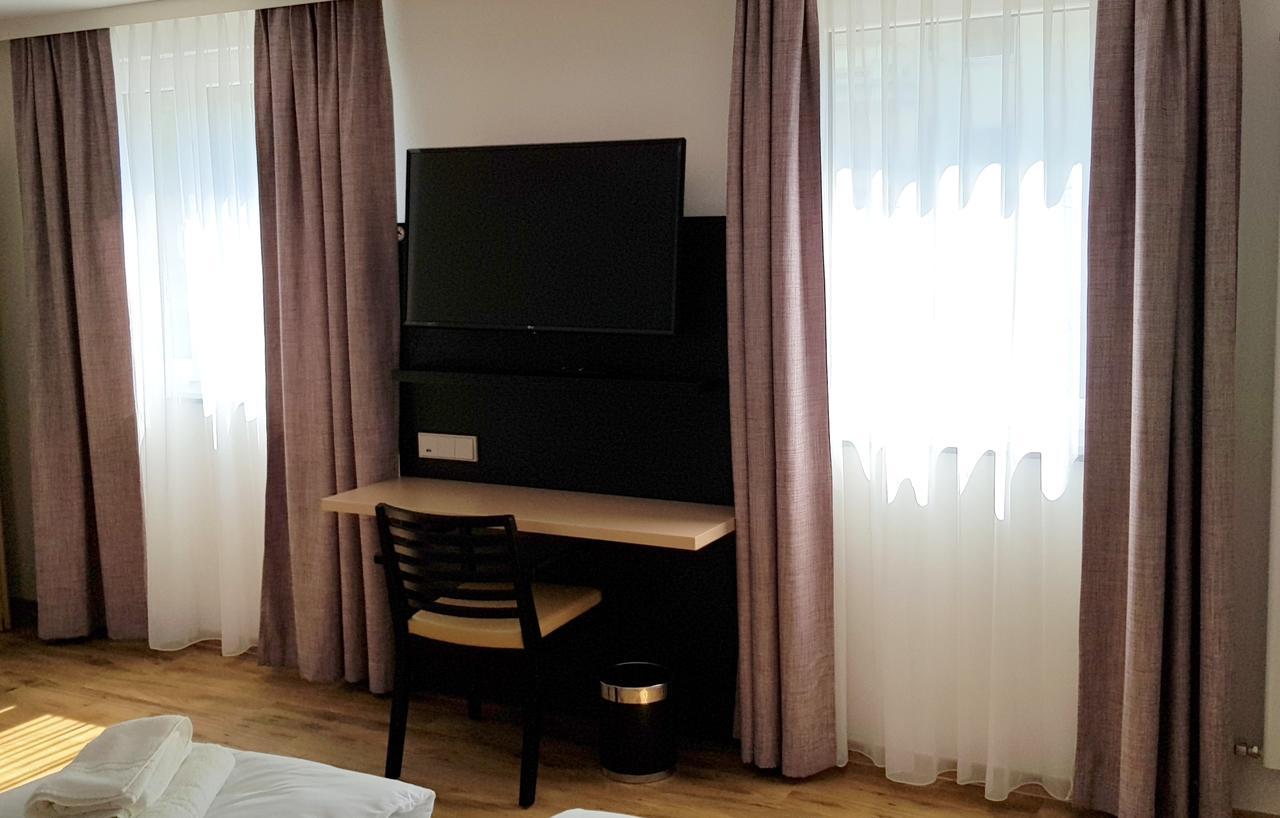 Hotel U7 Мецинген Екстериор снимка