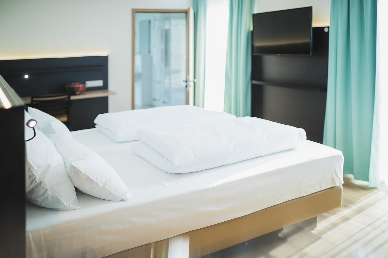 Hotel U7 Мецинген Екстериор снимка